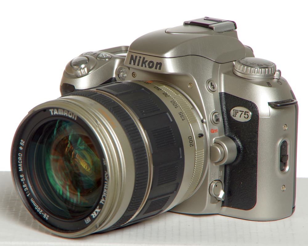 Nikon F75 Kit Tamron 28-200mm silber *gebraucht*