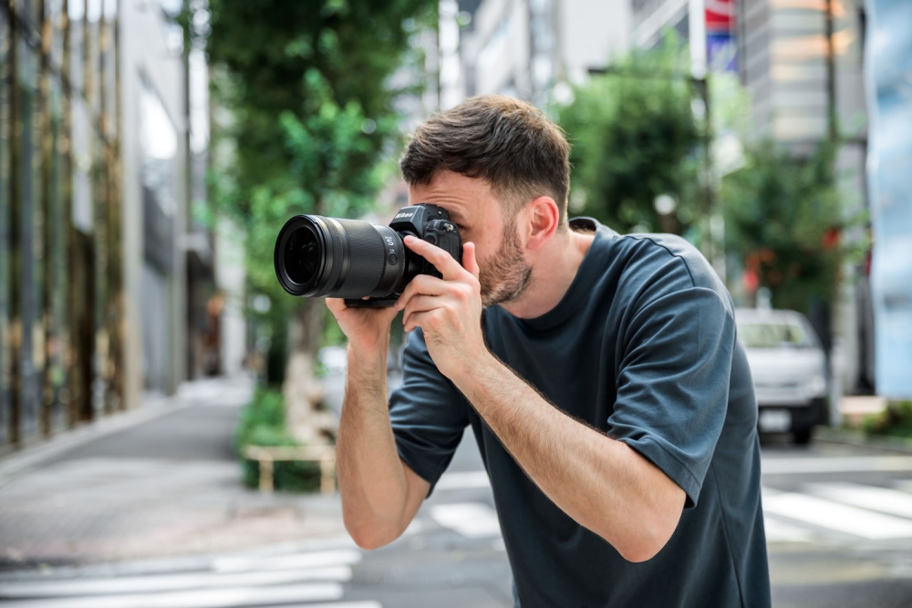 Nikon Z 35mm F1,2 Objektiv mit Kamera im Einsatz